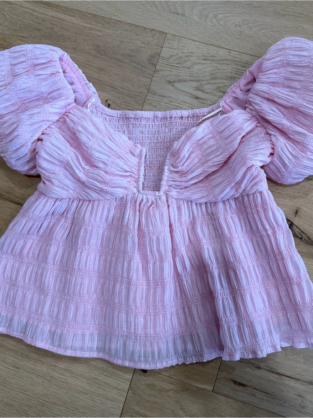 Astr The Label Pink Crinkle Puff Sleeve Smocked Crop Top